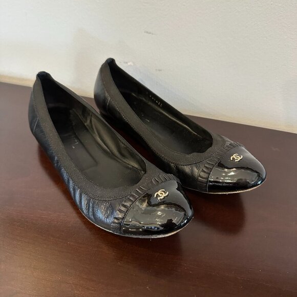 CHANEL 40.5 Black Leather Stretch Spirit CC Logo Patent Cap Toe Ballerina Flats - Picture 1 of 16